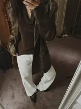 カフェブラウンのルーズネックベーシックトップス