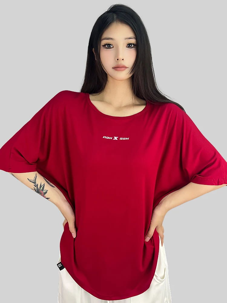 ス ニーカーに合う服ってどう選ぶ？背中が開いたトップスが解決するリアルなコーデの悩み