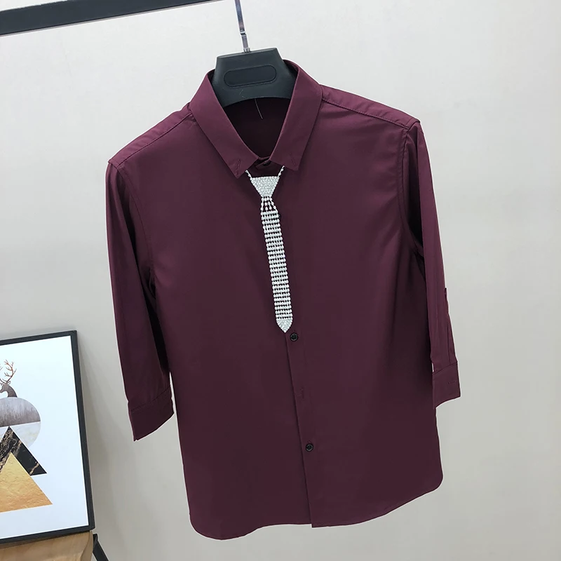 白色七分袖シャツ：シンプルデザインで夏の日常を支えるメンズファッション