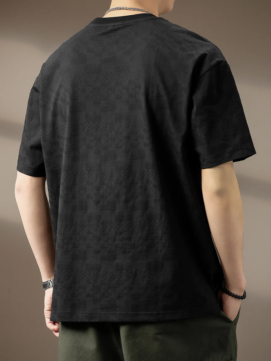 40代のメンズカジュアルに迷わないで！老けない着こなしを実現する「立体浮彫りデザインTシャツ」の選び方とは？