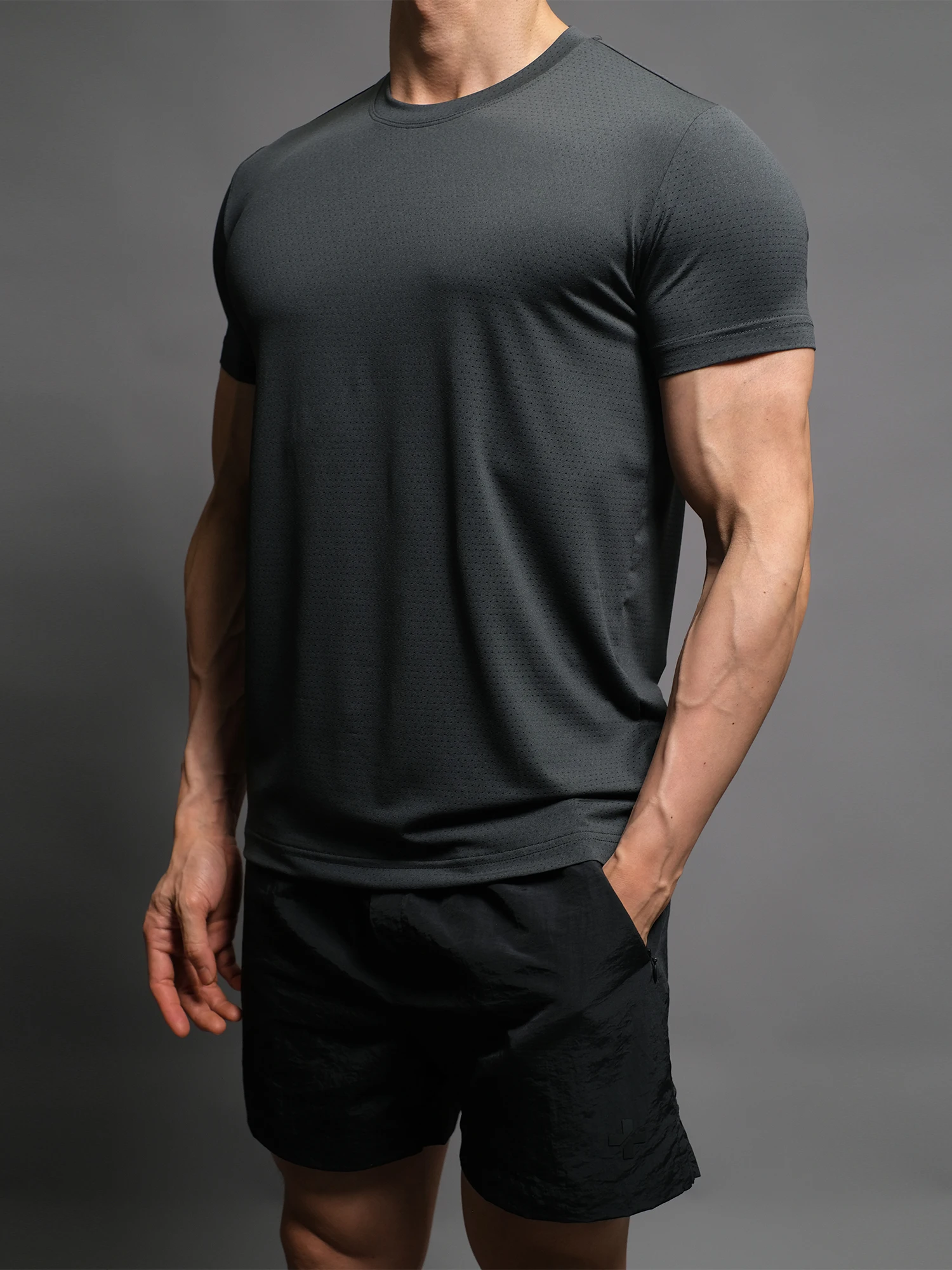 ストリートファッションの本質を学ぶ：メッシュTシャツで失敗しないコーデの秘密