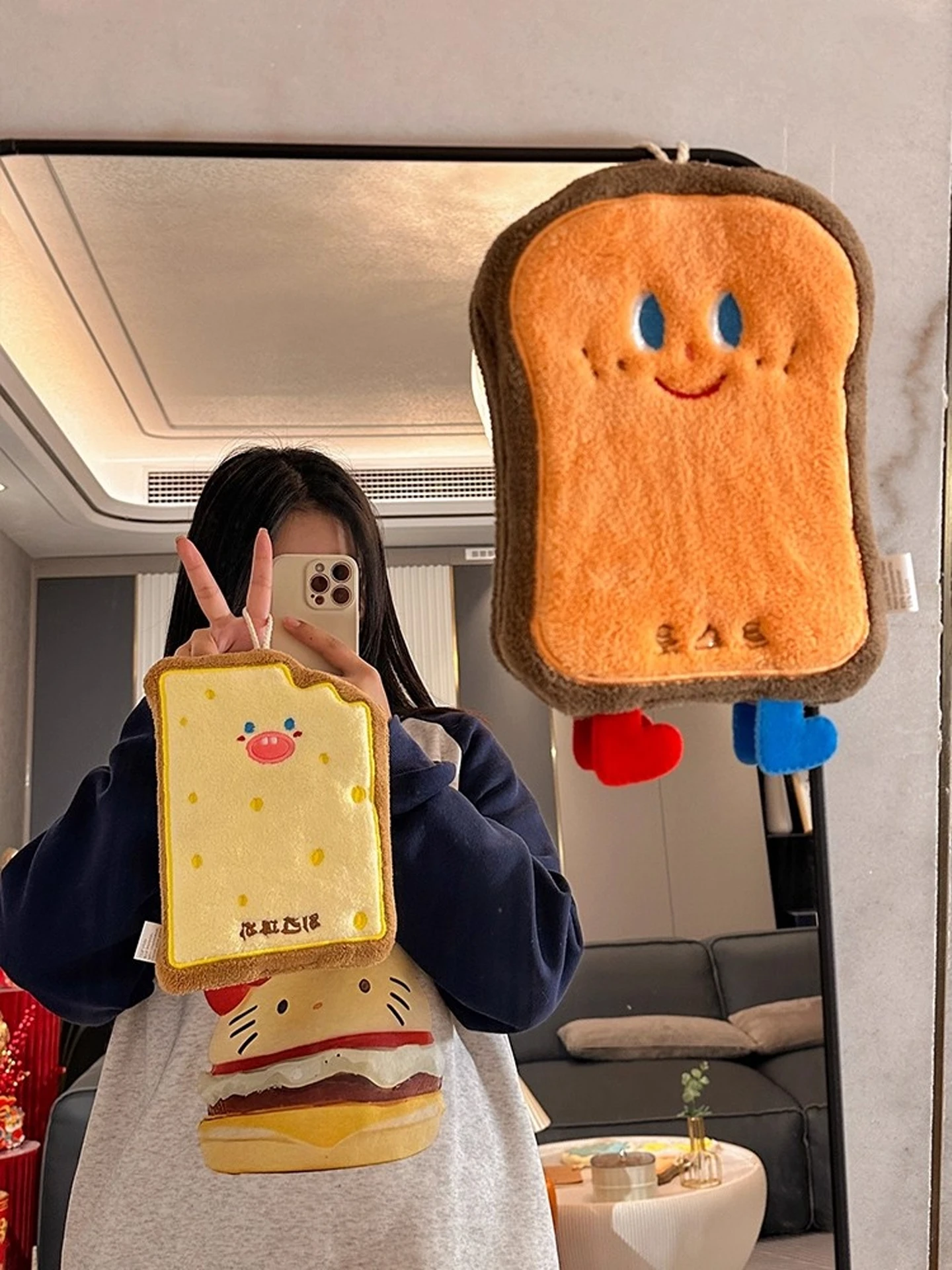 可愛いキャラクターの掛け式ハンドタオル：吸水性・厚手でトイレ・キッチンにも活用