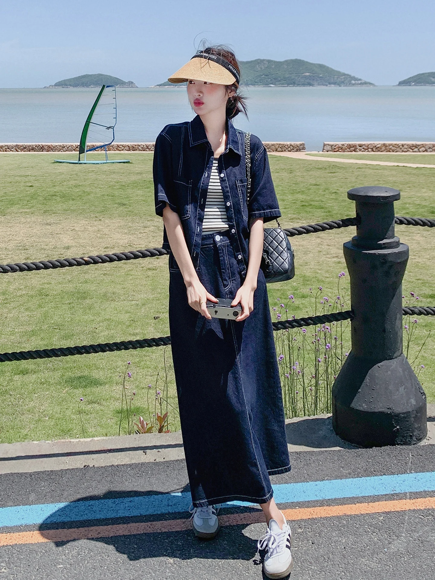 40代の女性にぴったりなカジュアルデニムコーデは、この「深い青の薄手デニムシャツ」から始める？