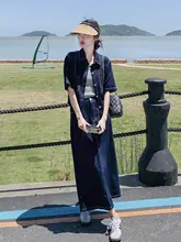 深い青の薄手デニムシャツとスカートのコーディネート（セットアップ対応）