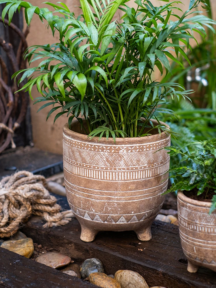 赤土製の花盆：ビンテージデザインで手入れがいらない多肉植物を育てる