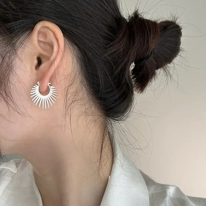 個性的なデザイン！925純銀製の太陽花イヤリング【ファッション・冷淡風】