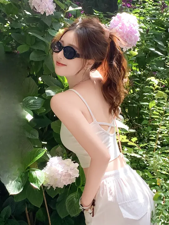 美しい背中を演出する白色のキャミソールブラ【夏用・パッド付き・ショート丈】（セットアップ対応）