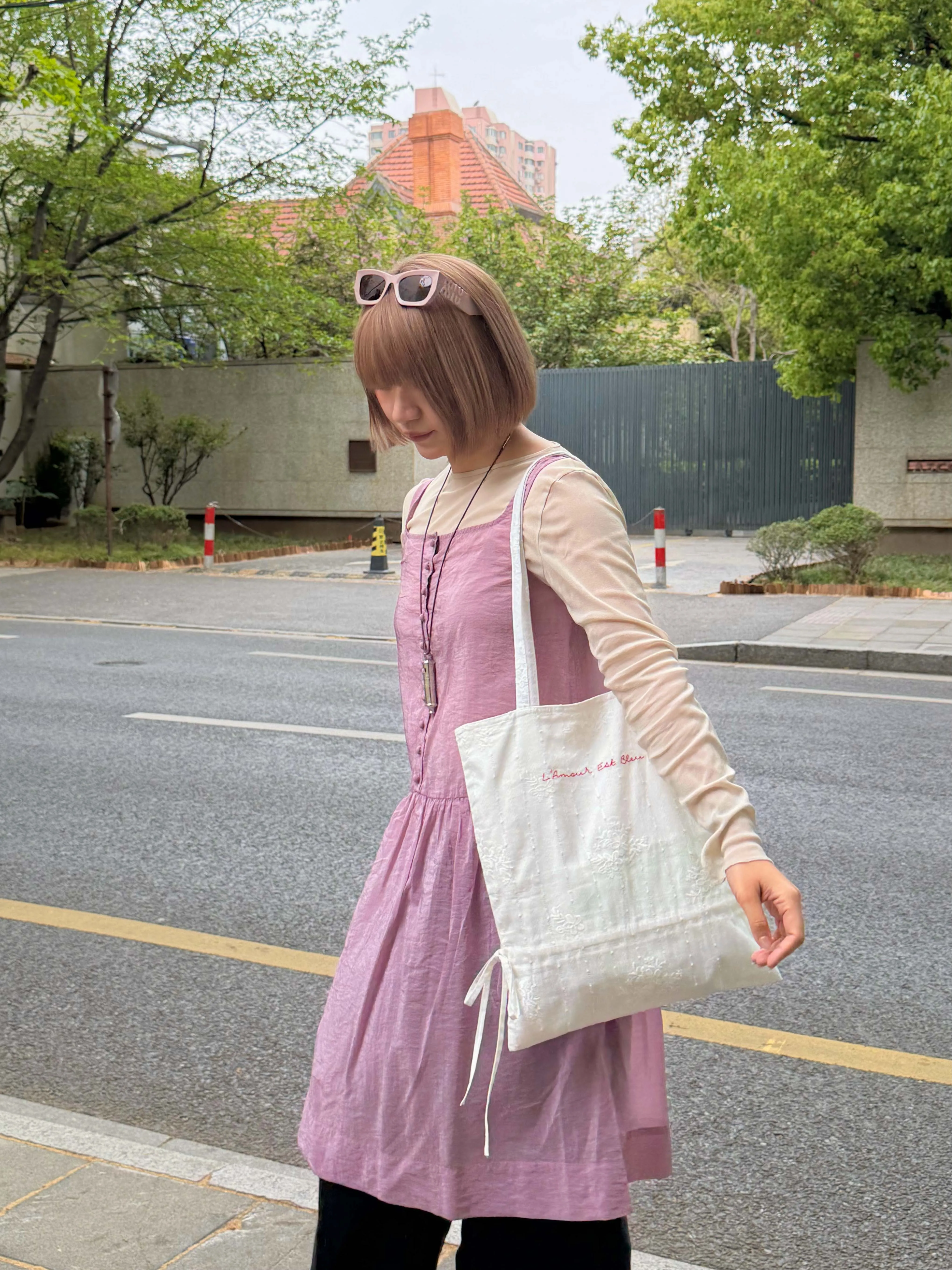 花束デザインの刺繍トートバッグ：キャンバス製で旅行や通勤に最適な機能性を実証