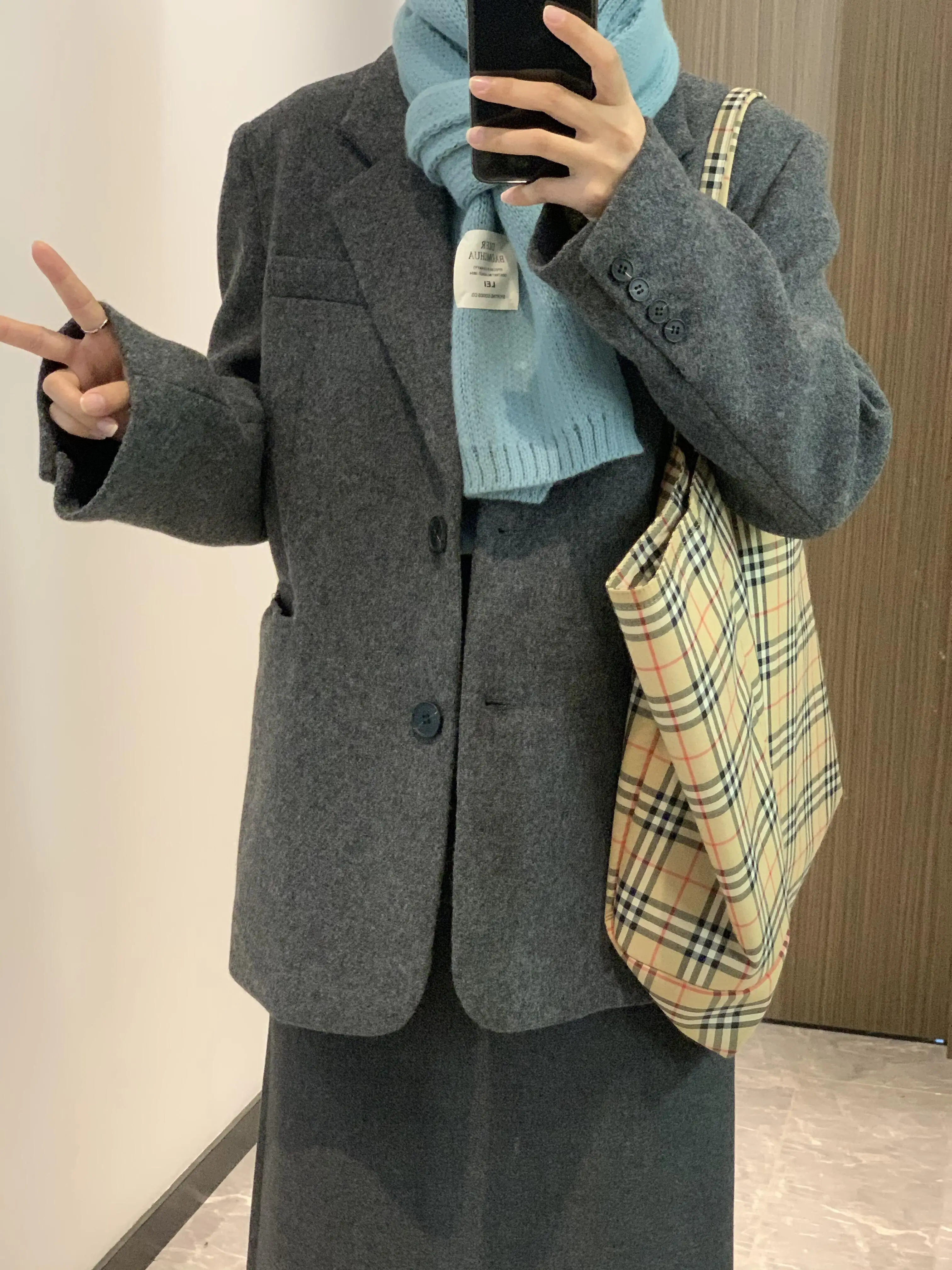 オフィスカジュアルの冬に何を着るべき？40代の女性が選んだ「暖かさとスタイルのバランス」を決める1着