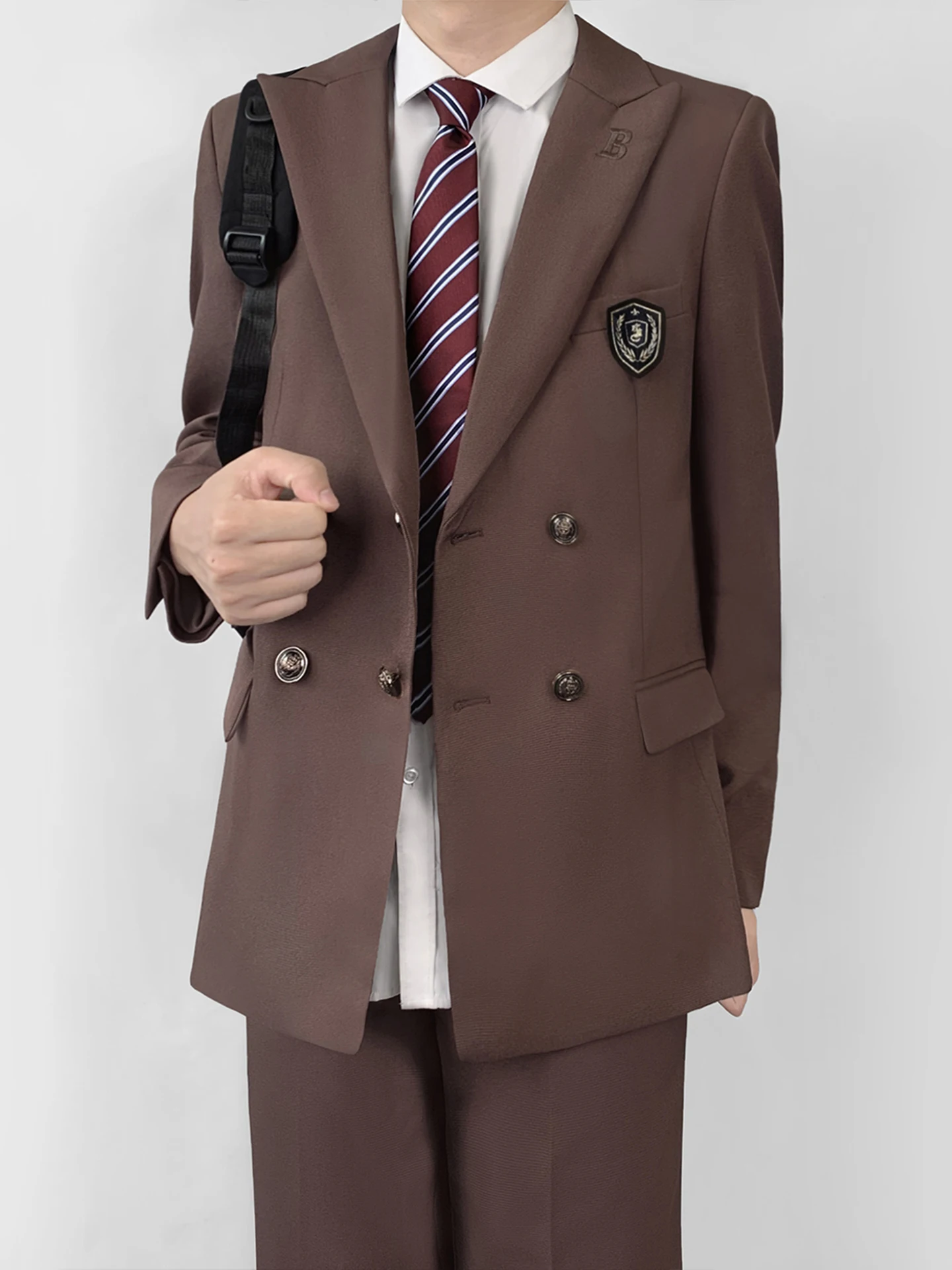 通勤の季節にこそ着るべき、学院風のスーツジャケットは本当に必要なのか？