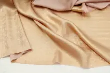 贅沢な金糸の光沢を持つ柔らかでドレープ感のある金色と浅いピンクの織金麻サテン生地【礼服用・旗袍用】