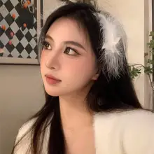 華やかなデザインの羽毛ヘアクリップ【春向け・美しいスタイル】