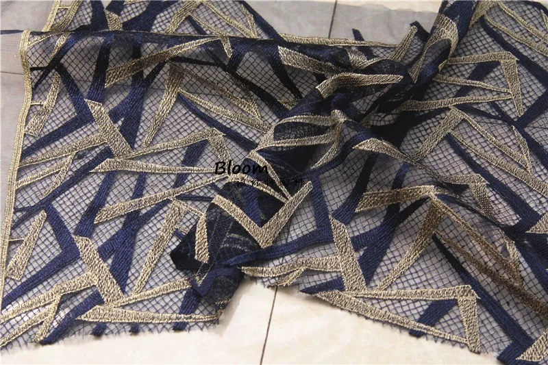 深い青と金の几何学模様の刺繍チュール生地とは何か