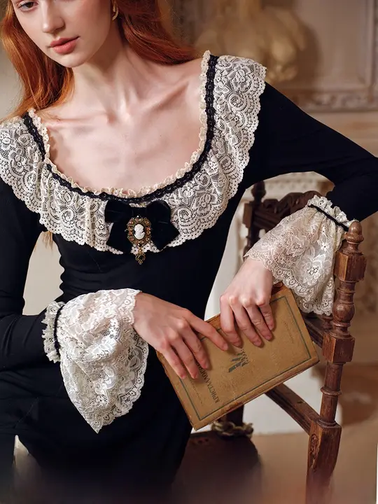 LaceMade ブラックニットワンピース【長袖・秋用・通勤・女性らしいシルエット】