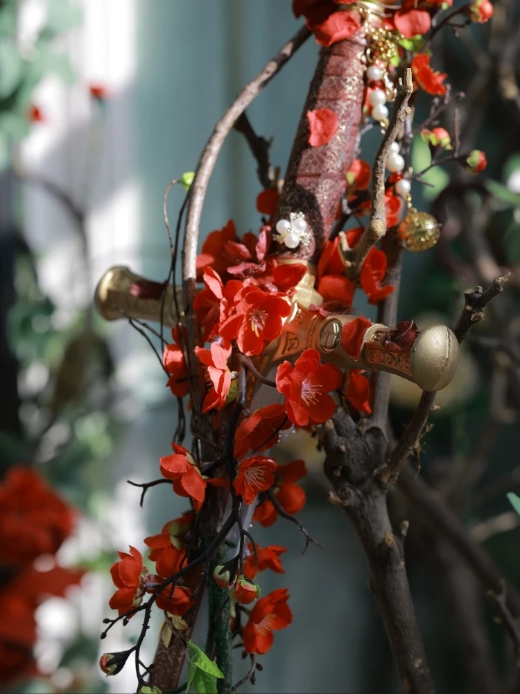 「karambit」とは何か？その本質と、紅梅の花六芒星デザインの手作りロリータ漢服が教えてくれたこと