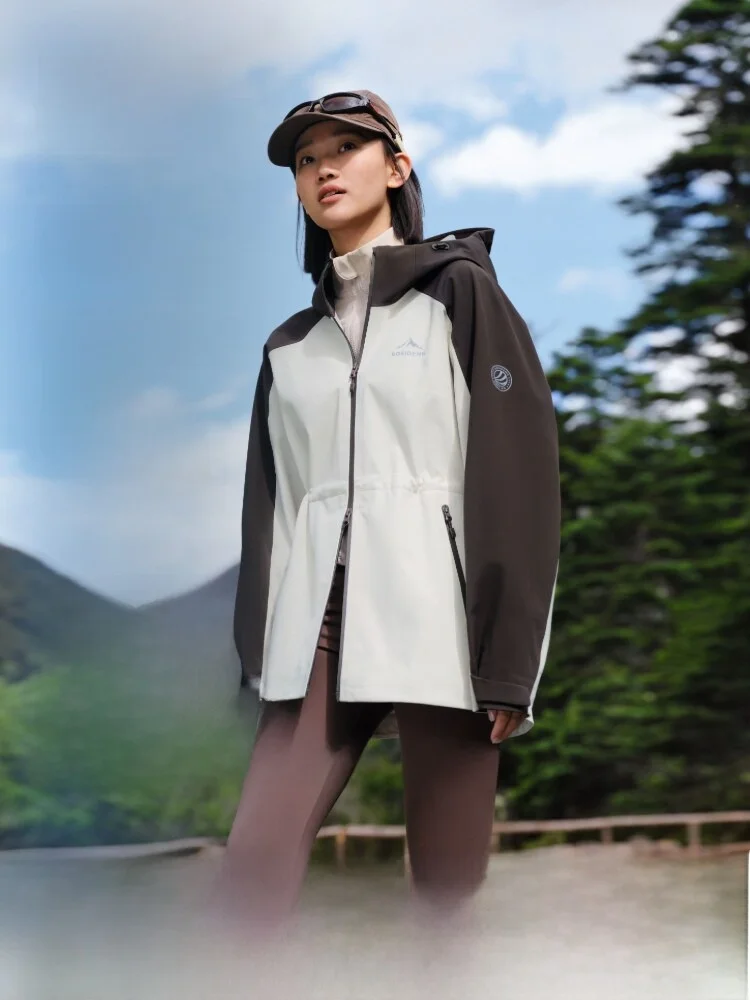 13度の雨の日、14度の雨に強い服はどんなもの？ウエストマークのソフトシェルレインコートが解決するリアルな悩み