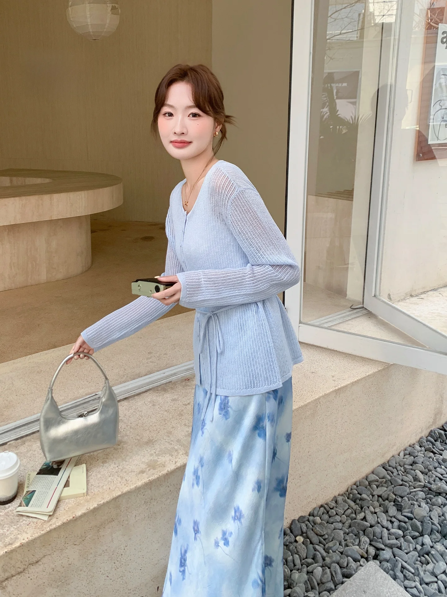 19°C～23°Cの春に着るべきカジュアルファッションは？淡い青のニットスカートセットで解決！