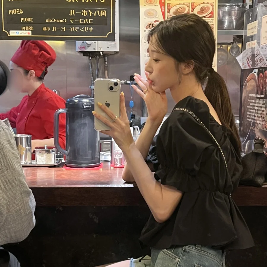 パフスリーブブラウスのファッションコーデ：フランス風リボンデザインで小柄女性に最適な着こなし