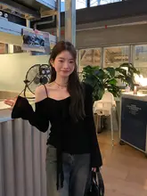 シックなデザイン！ブラックオフショルダー長袖Tシャツ【高級感・肩見せ・レディース用】