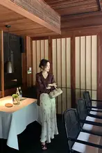 した雰囲気のレトロスタイル着薄手シャツとアセテートサテンロングスカート（セットアップ対応）