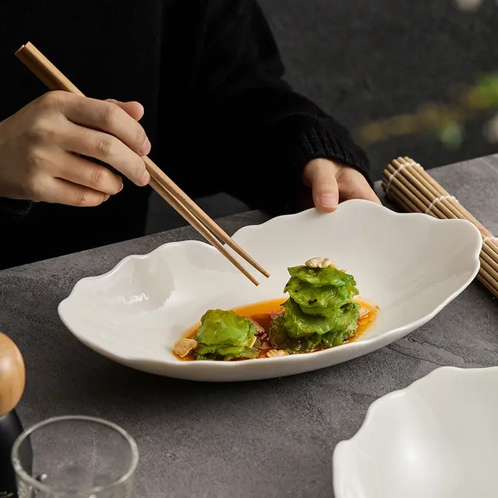 高級感あふれる白瓷製の個性的な家庭用陶器プレート【エレガントデザイン・食器用】
