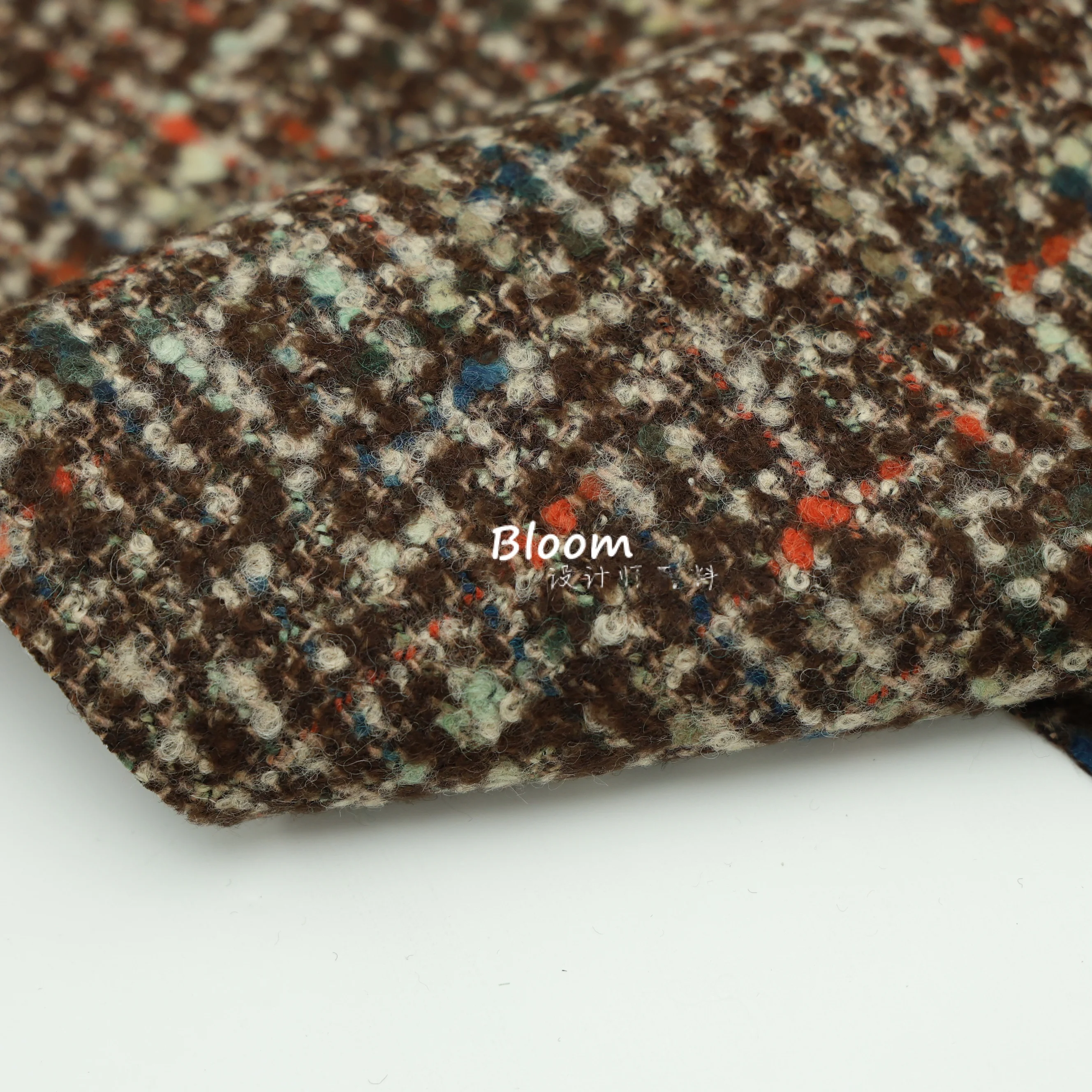 カフェブラウンのカラフルドット織り毛糸風粗毛素材：ツイード生地の実用性と使用シーン