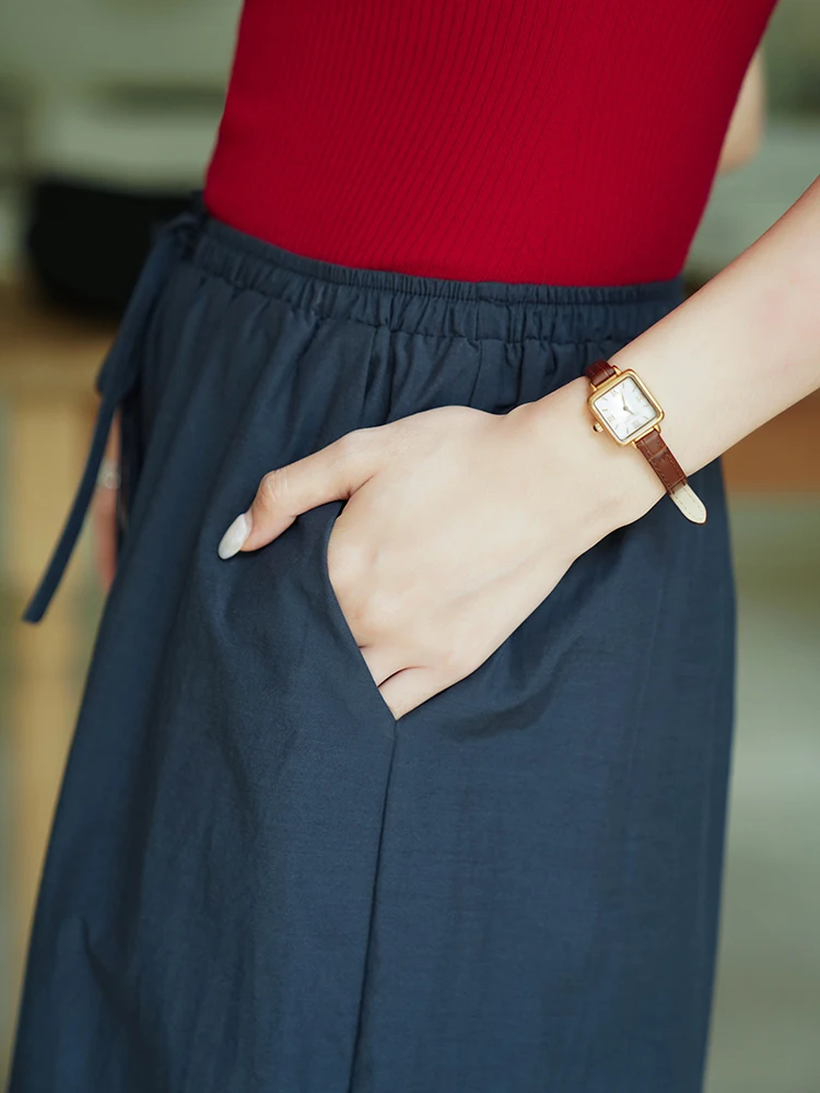 エッグパンツや水色パンツで悩むなら、通勤に使える「紺色のゴムウエストストレートパンツ」はどう選ぶ？