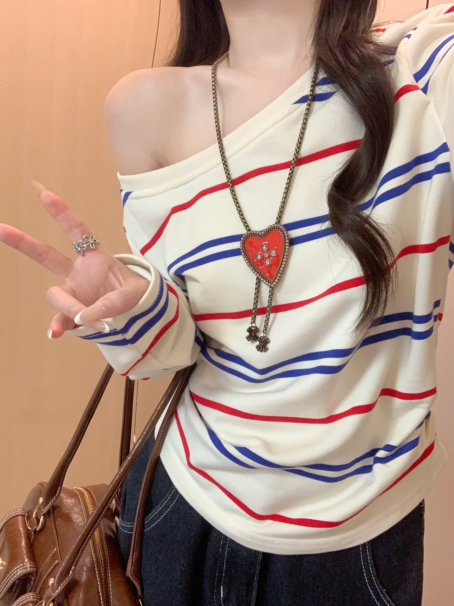 カラーライン入りの斜め肩Tシャツで、秋の日常をどう彩る？