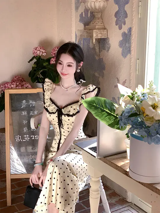 ドット柄フリル付きノースリーブワンピース【花柄・ウエストマーク・アフタヌーンティー向け】