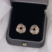 交差したデザインの耳なしフープピアス【白鹅绒・優雅な透かし模様】