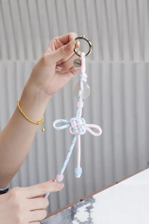 キーホルダー バッグチャーム 中国結び レザー バイカラー ハンドメイド 幸運 おしゃれ 「LM」