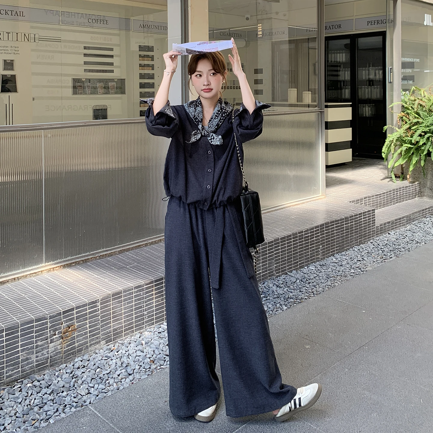 ワイドパンツの種類で迷うなら、この1つのスタイルが50代の女性にぴったりなのではないか？