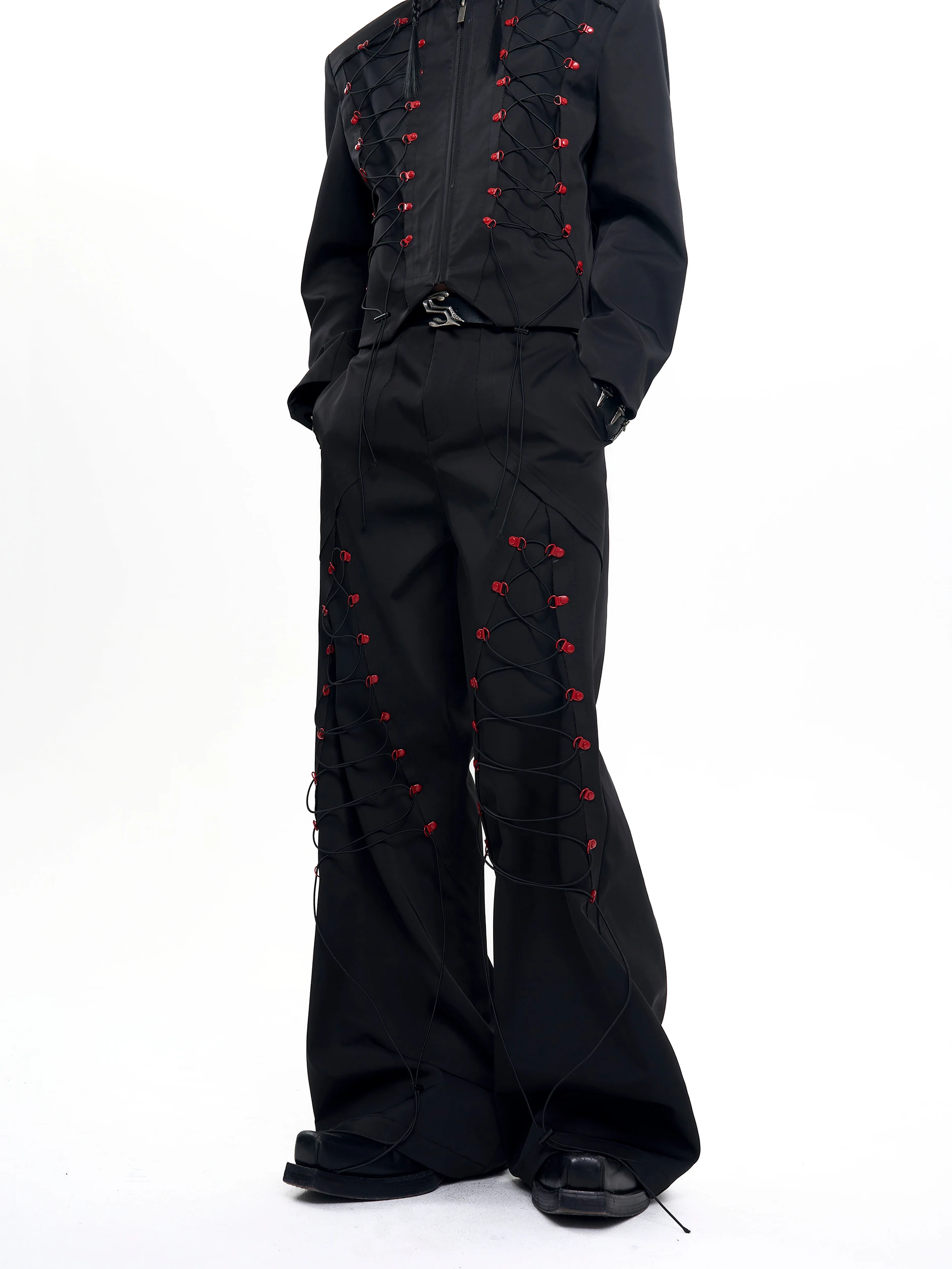 白い服に合うズボンは、本当に黒だけ？それとも白と黒のコントラストが一番？