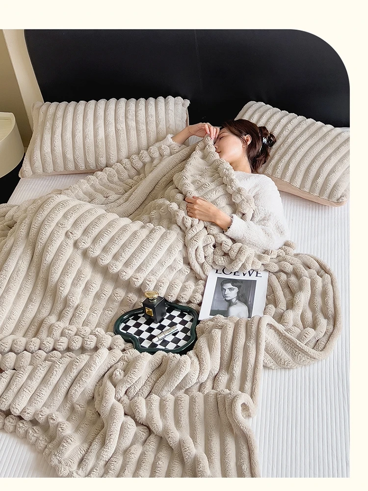 throw blanket はどんな場面で使える？ウサギ毛のふわふわ毛布が解決する日常の小さな温もり