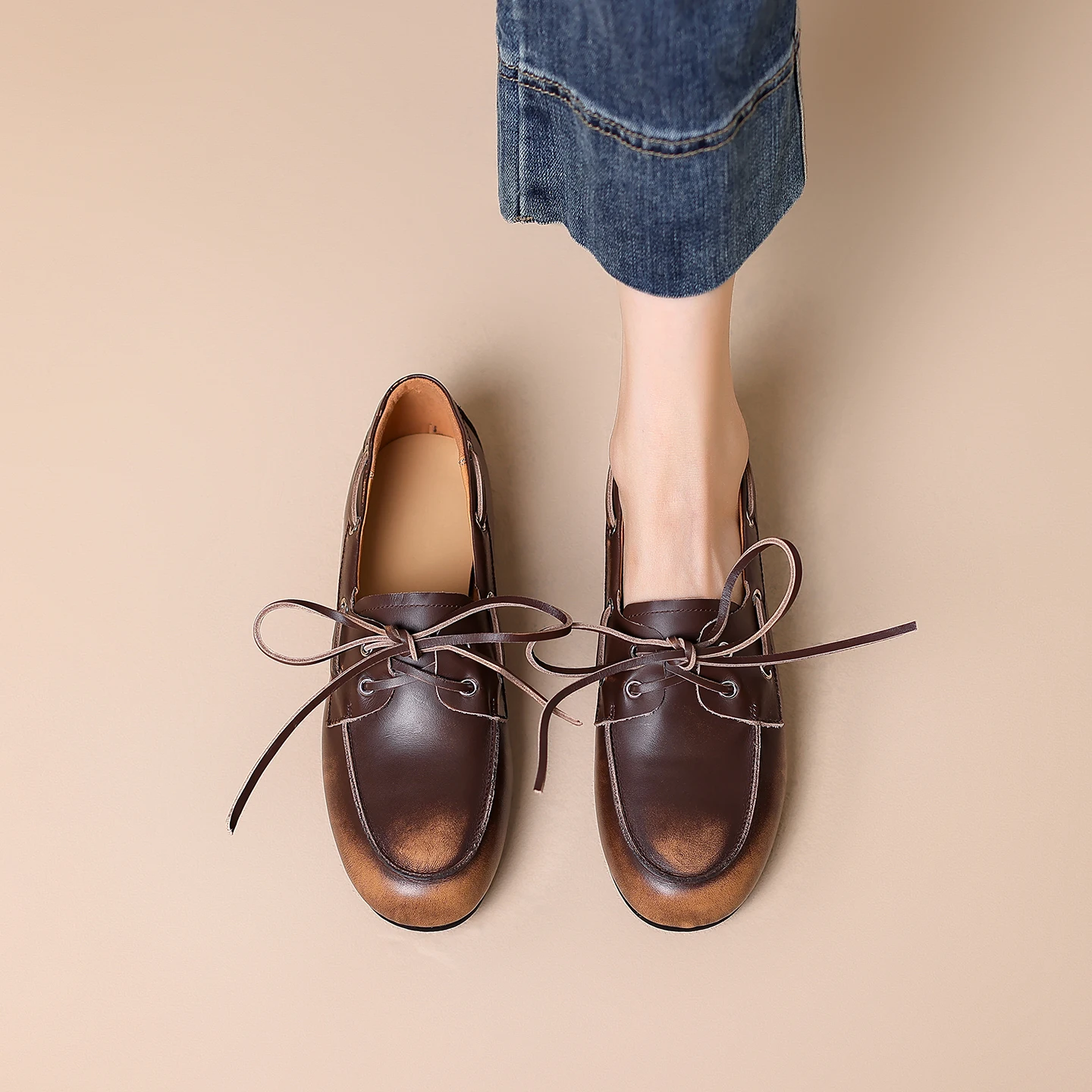 どんな服にも合う靴の色は？ヴィンテージ風のフラットシューズが解決するリアルな悩み
