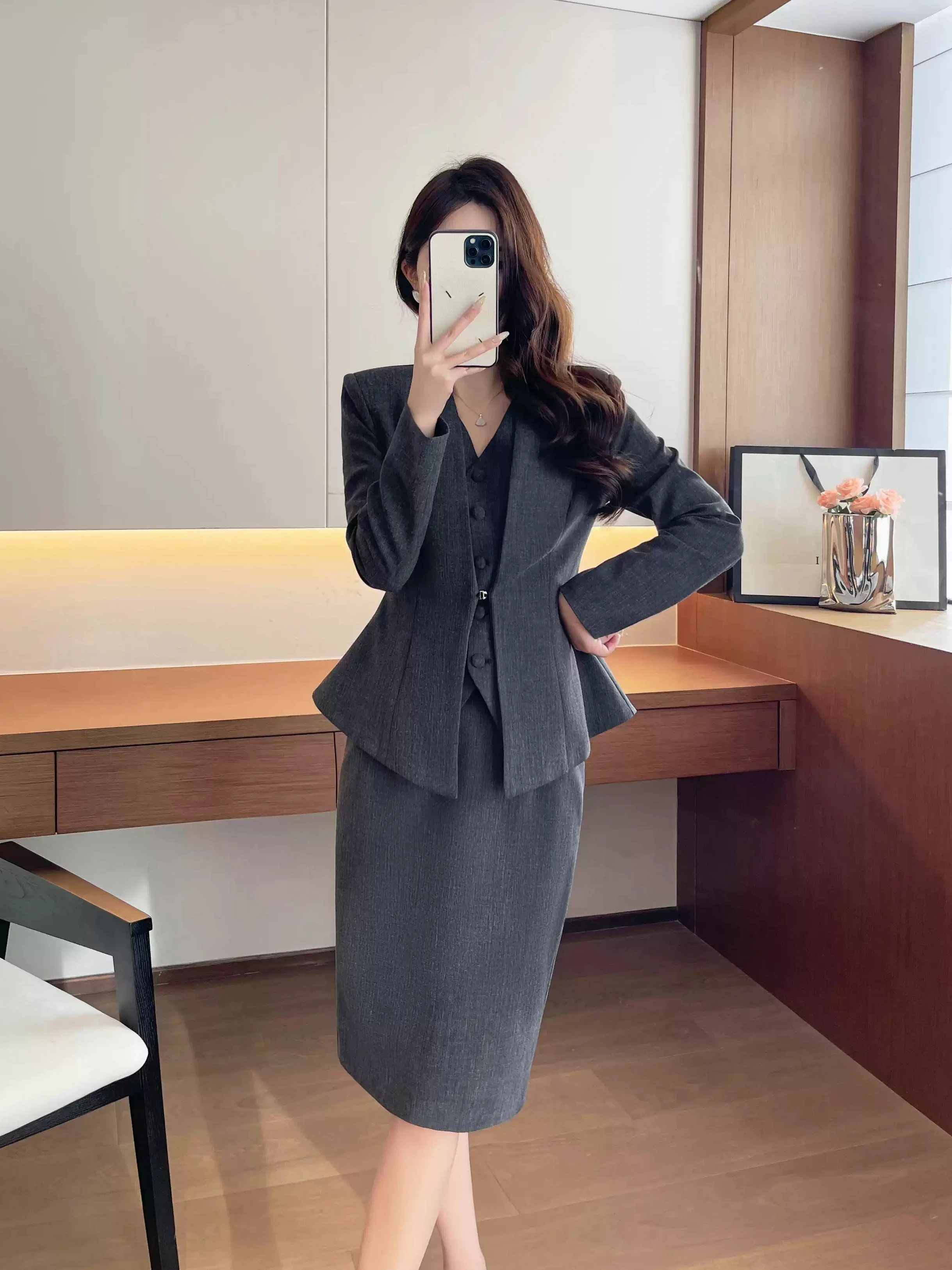 深灰色Vネックスーツベストとスカートセット：40代ぽっちゃり女性向けのエレガントな冬のスタイル