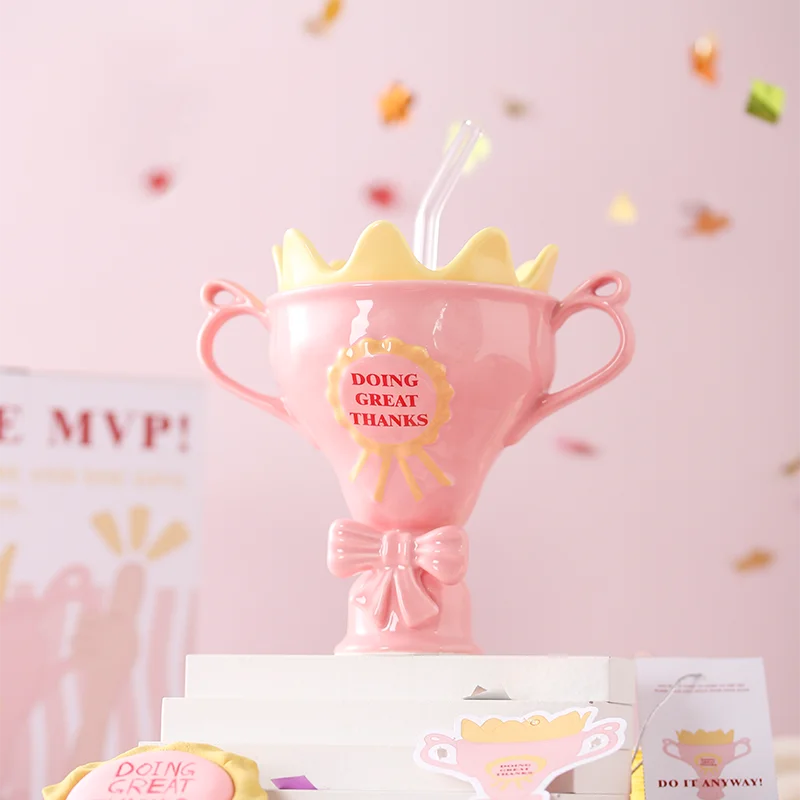 美しいデザインの陶器製マグカップ【ふた付き・ストロー付き・女王賞トロフィー】