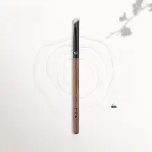 三角形コンシーラーブラシ【極上の柔らかさ・黒クマや涙袋に最適】