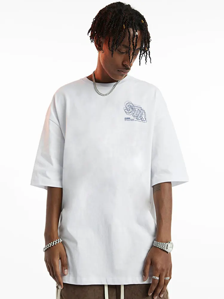 重ねロゴデザインのメンズショートスリーブTシャツ：夏用カジュアル着こなしの実用性とバランス