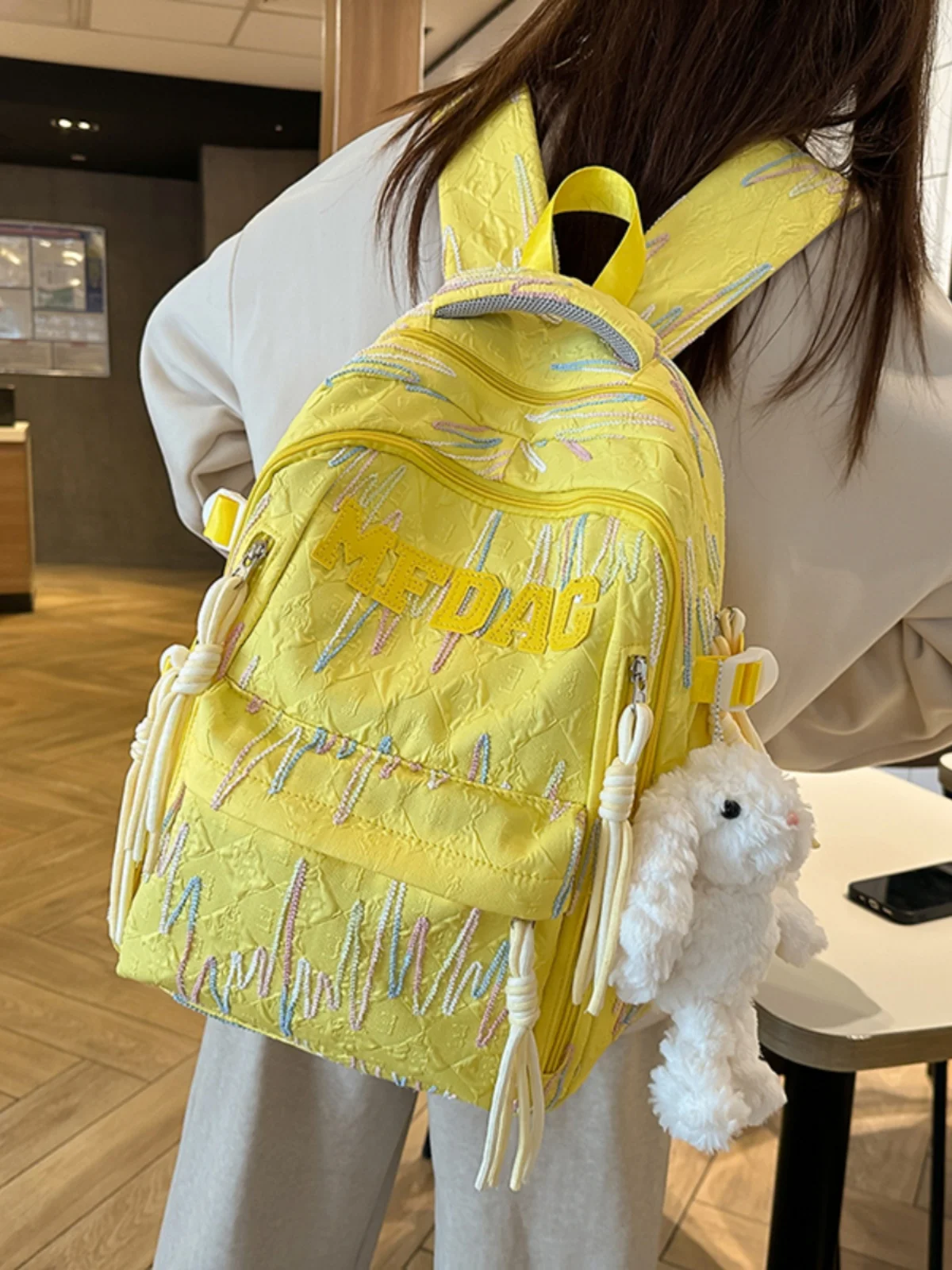 高校生の通学リュックは「かわいいデザイン」で選ぶべき？大容量リュックサックの選び方を徹底解説