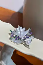 天然淡水パールの胸元を飾る紫色のもみじブローチ【高級感あるデザイン】