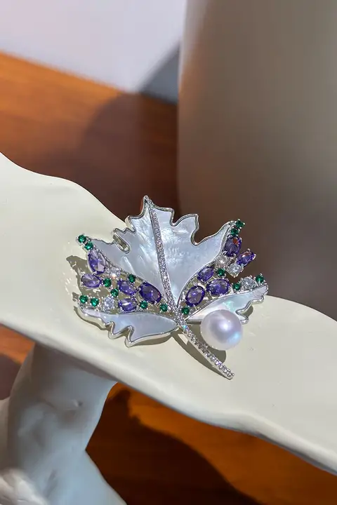 天然淡水パールの胸元を飾る紫色のもみじブローチ【高級感あるデザイン】