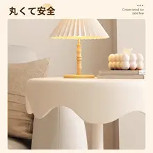 シンプルなデザインのベッドサイドテーブル【モダン・小型・収納用】