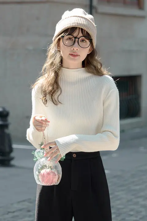 秋の通勤スタイルにぴったり！ハイネックリブニットセーター【クリームアーモンド・柔らかなデザイン】