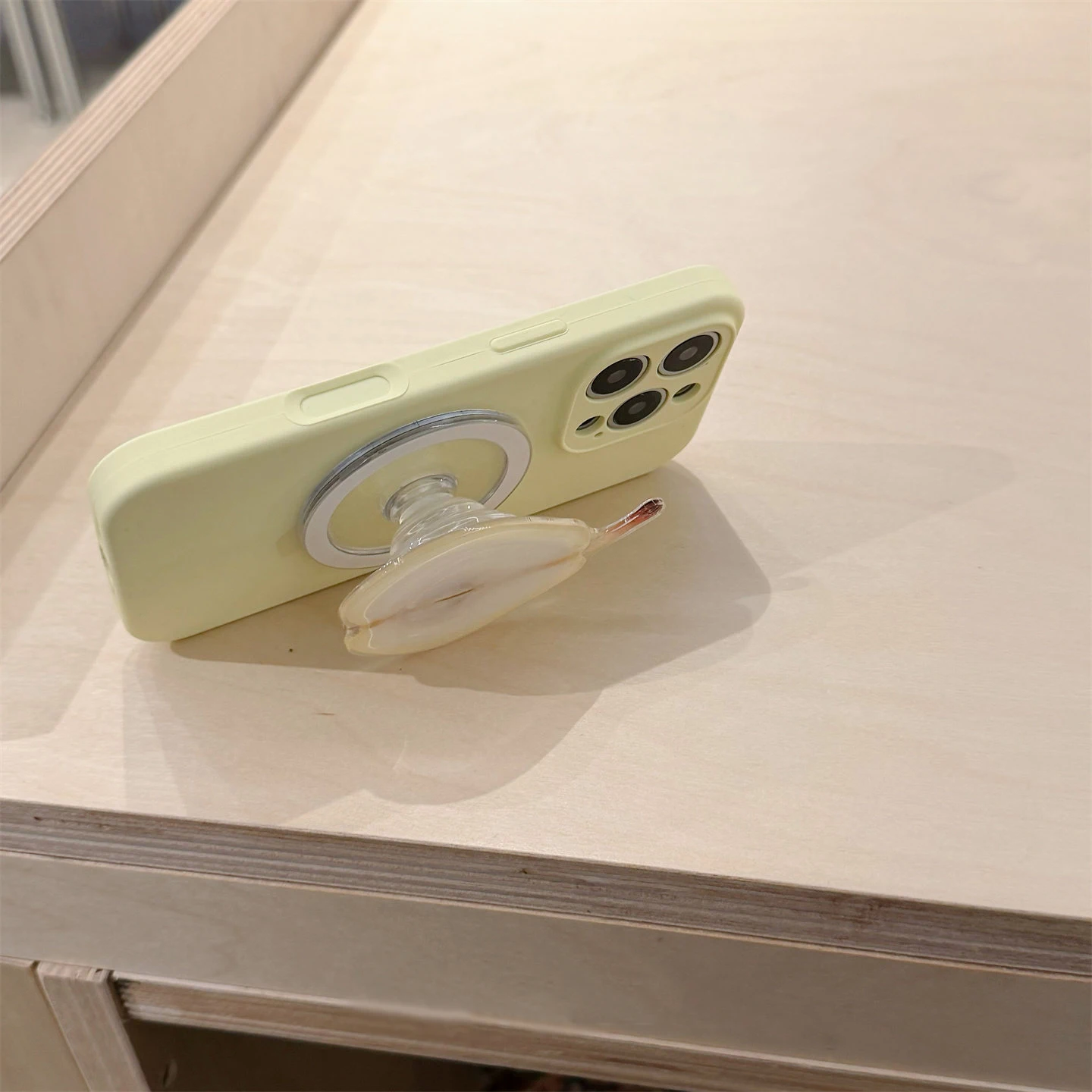 磁気吸引式シリコンケース：スマホにイヤホンや充電ケーブルを収納できる実用性を検証
