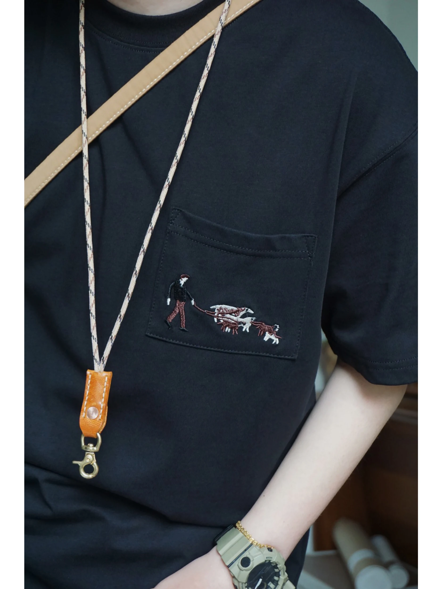 ユニセックス刺繍ポケットTシャツ：カジュアルな日常 に最適な复古風デザイン