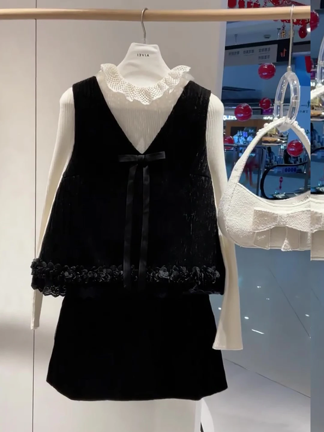 ニットタンクトップとミディスカートの春夏コーデ：女性向けの軽奢風セットアップガイド