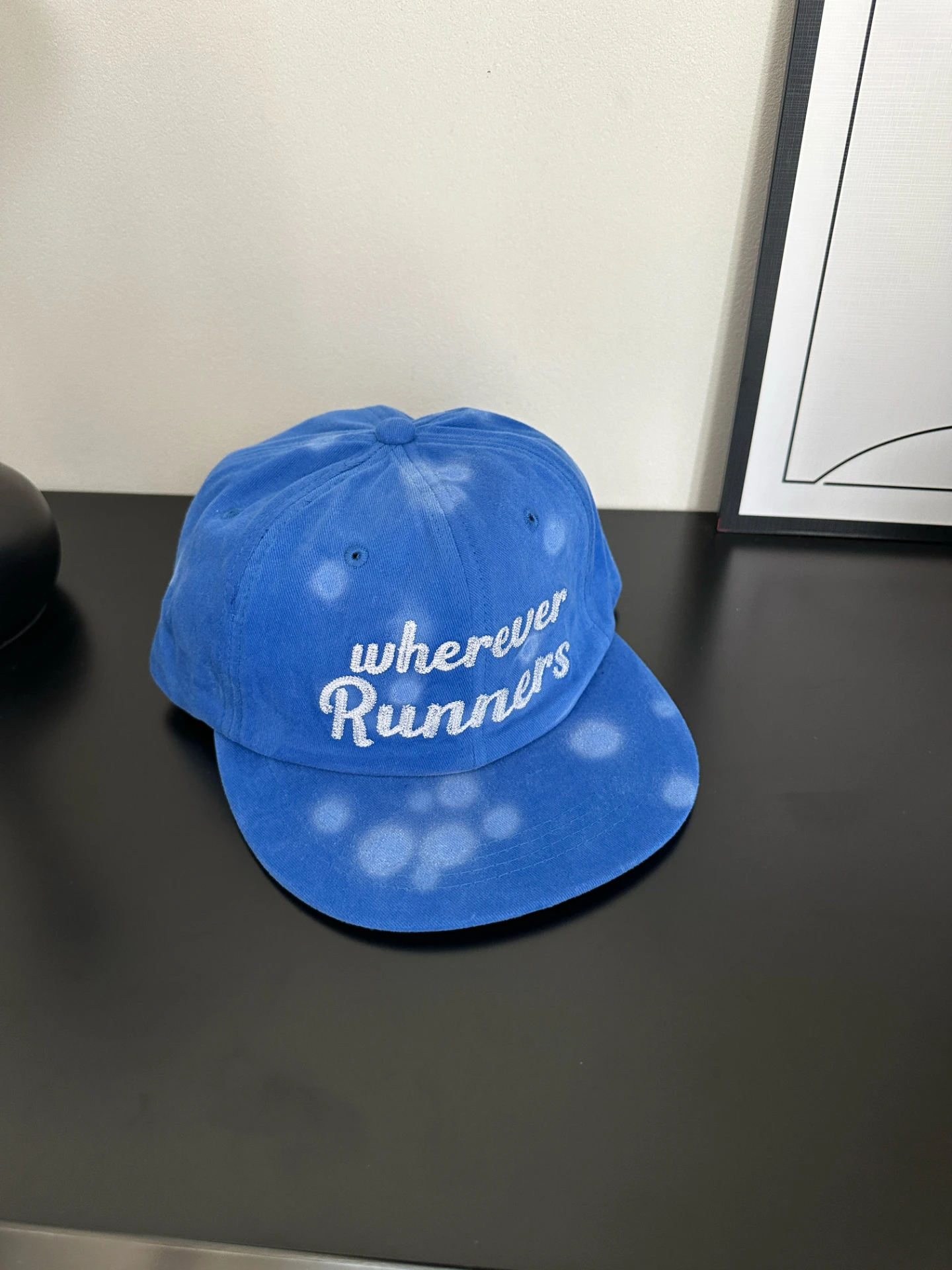 running cap とは何か：鮮やかなピンクの平ツバ帽子【ドット柄・女性用】の機能と実用性