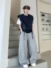 ストライプ柄の大きなサスペンダー付きベストとワイドレッグカジュアルパンツ（セットアップ対応）