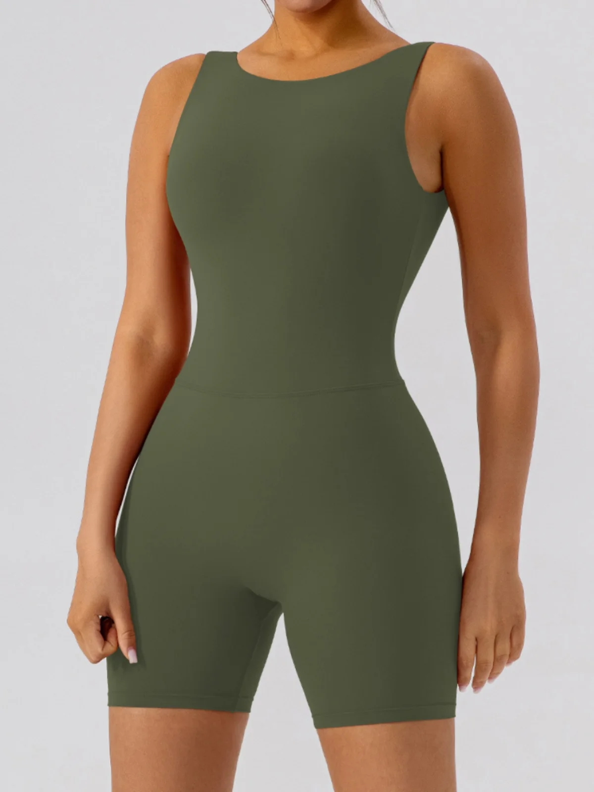 ジムで女性が着る格好のトップスとしての夏用ヨガウェア